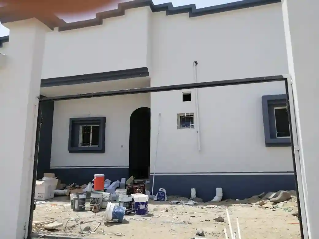 دهان عازل للأسطح بالرياض يحمي من التسربات والحرارة